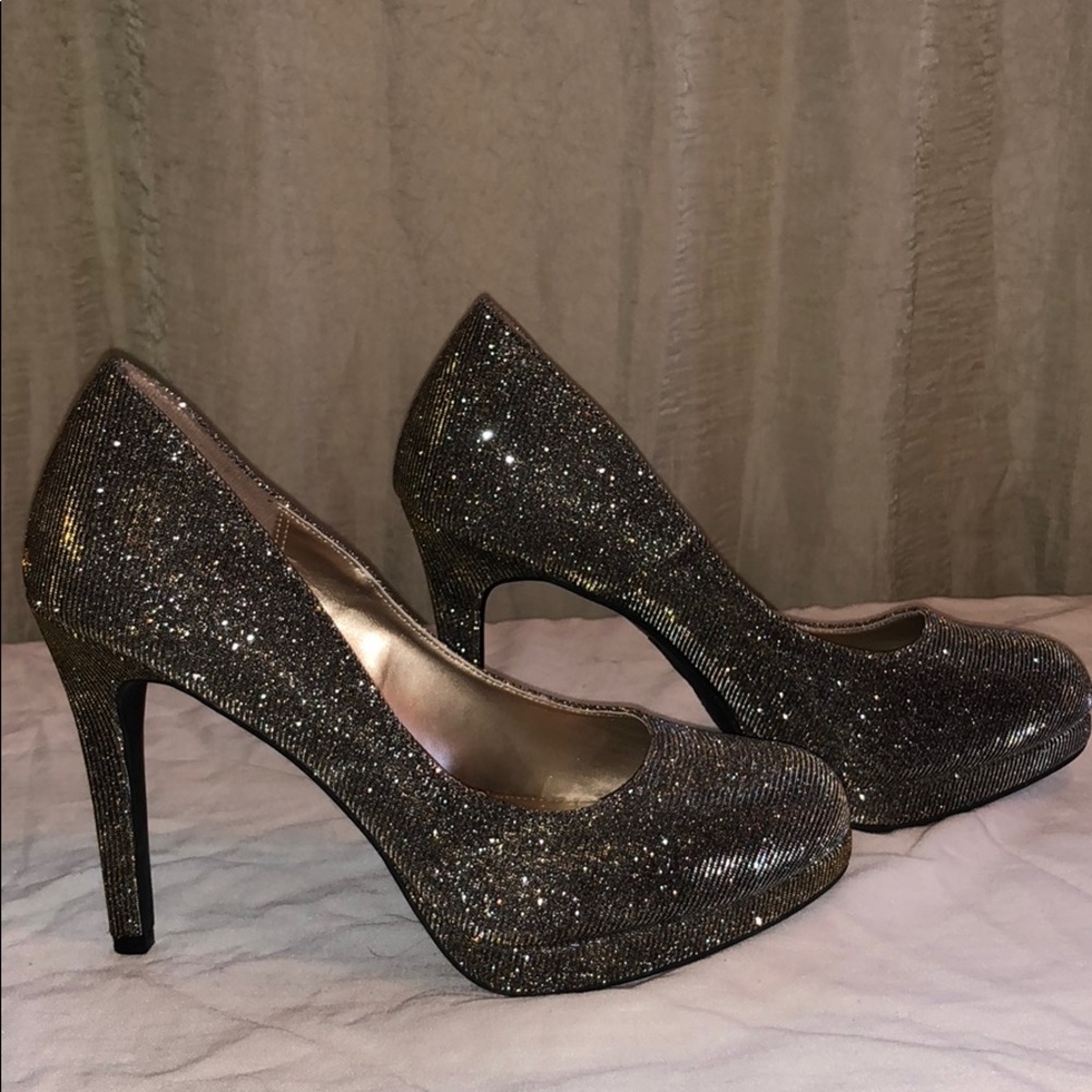 Shimmering pumps